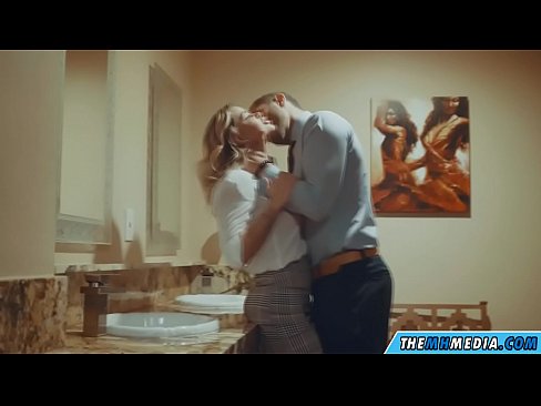 ❤️ Kapag ang isang busty blonde seduces sa isang pampublikong banyo ☑ Sex video sa amin ☑